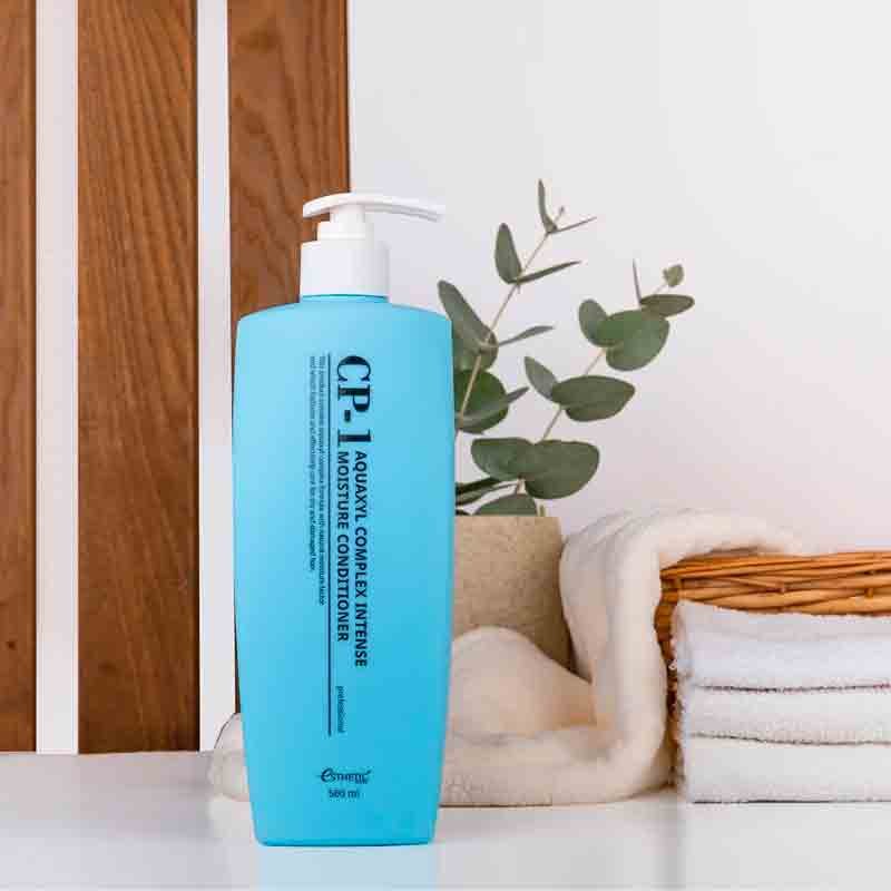 uvlazhnyayushhij-kondiczioner-esthetic-house-cp-1-aquaxyl-complex-moisture1-800x800 Ieškote intensyvios plaukų priežiūros, kuri užtikrintų gilų drėkinimą ir atkurtų prarastą plaukų žvilgesį? “CP-1 Aquaxyl Complex” kondicionierius yra sukurtas būtent jums. Šis kondicionierius praturtintas patentuotu Aquaxyl kompleksu, kuris efektyviai drėkina, maitina ir apsaugo plaukus nuo išsausėjimo. Jis užtikrina, kad plaukai būtų minkšti, elastingi ir lengvai valdomi. Pagrindiniai privalumai: Gilus drėkinimas – užtikrina, kad plaukai išliktų sudrėkinti ir minkšti per visą ilgį. Atkuriamoji priežiūra – kolagenas, keratinas ir šilko baltymai padeda atstatyti pažeistas plaukų struktūros vietas. Apsauga nuo lūžinėjimo – stiprina plaukus, padeda išvengti galiukų skilinėjimo. Natūralus žvilgesys ir švelnumas – kondicionierius suteikia plaukams sveiką blizgesį ir šilkinį švelnumą. Lengvas šukavimas ir formavimas – plaukai tampa paklusnūs ir lengvai valdomi. Veikliosios medžiagos: Aquaxyl kompleksas: užtikrina gilų drėkinimą ir padeda išlaikyti drėgmės balansą. Kolagenas ir keratinas: stiprina ir atstato plaukų struktūrą. Šilko ir pieno baltymai: suteikia plaukams elastingumo ir švelnumo. Argano ir jojobos aliejai: maitina ir saugo plaukų galiukus, suteikdami jiems gyvybingumo. Tinka visiems plaukų tipams Šis kondicionierius ypač tinka sausiems, pažeistiems ir žvilgesį praradusiems plaukams. Jis skirtas tiek vyrams, tiek moterims, siekiantiems natūralios, intensyvios priežiūros ir ilgalaikio rezultato. Kodėl verta rinktis CP-1 Aquaxyl Complex kondicionierių? Ilgalaikė drėgmė: plaukai išlieka sudrėkinti ir apsaugoti nuo sausumo. Sveiki ir elastingi plaukai: padeda atkurti pažeistas plaukų vietas, suteikia jiems stiprumo. Lengvas naudojimas: tinkamas kasdieniam naudojimui ir intensyviai priežiūrai. Kaip naudoti? Išplovę plaukus šampūnu, paskirstykite nedidelį kondicionieriaus kiekį per plaukų ilgį, vengiant šaknų zonos. Palikite 3–5 minutėms, kad veikliosios medžiagos galėtų įsigerti. Gerai nuskalaukite šiltu vandeniu. Kiekis: 100 ml – idealus dydis kelionėms arba pirmam išbandymui. Leiskite “CP-1 Aquaxyl Complex” intensyviai drėkinančiam kondicionieriui pasirūpinti jūsų plaukais – minkšti, spindintys ir sveikai atrodantys plaukai yra pasiekiami jau dabar!